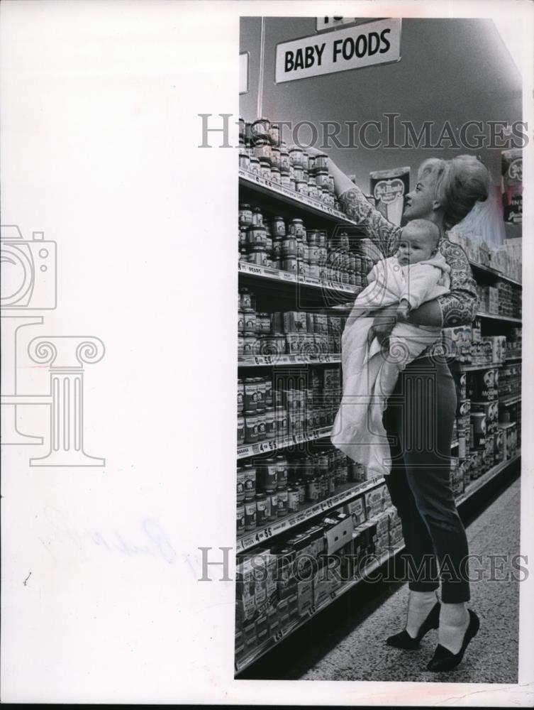 1964 Press Photo Mrs. Norma Stump With Her Daughter Rasen At Pick-N-Pay - Historic Images