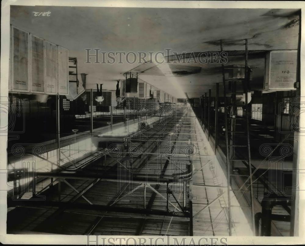 1929 Press Photo A carousel conveyer carries radio sets to freight cars. - Historic Images
