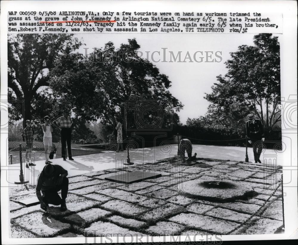 1968 Press Photo Arlington Va- A few tourists on hand as workman tim the grass. - Historic Images