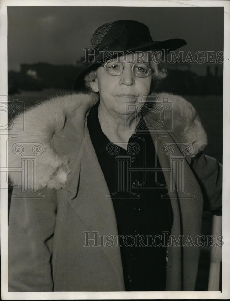 1959 Press Photo Miss Julia Sullivan returns from trip to Ireland. - Historic Images