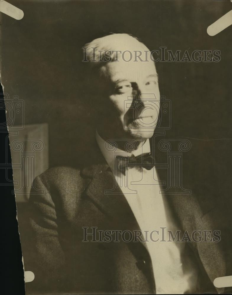 1925 Press Photo Charles H Dennis poses in his business suit - Historic Images