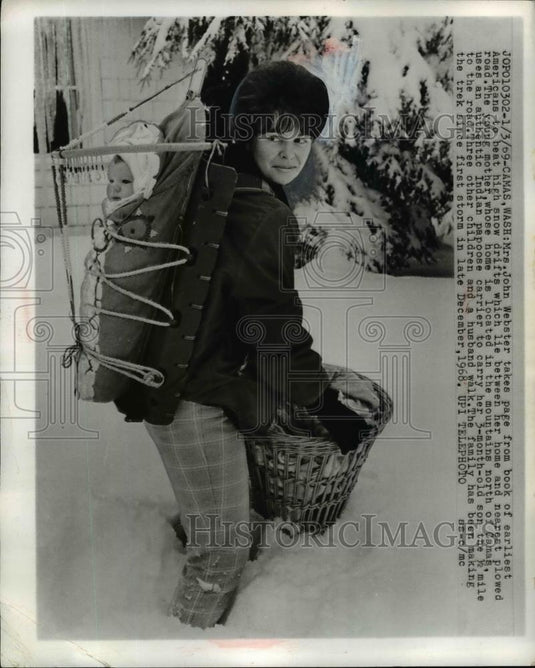 1969 Press Photo Camas, Wash: Mrs John Webster carrying 3 month old son in snow - Historic Images