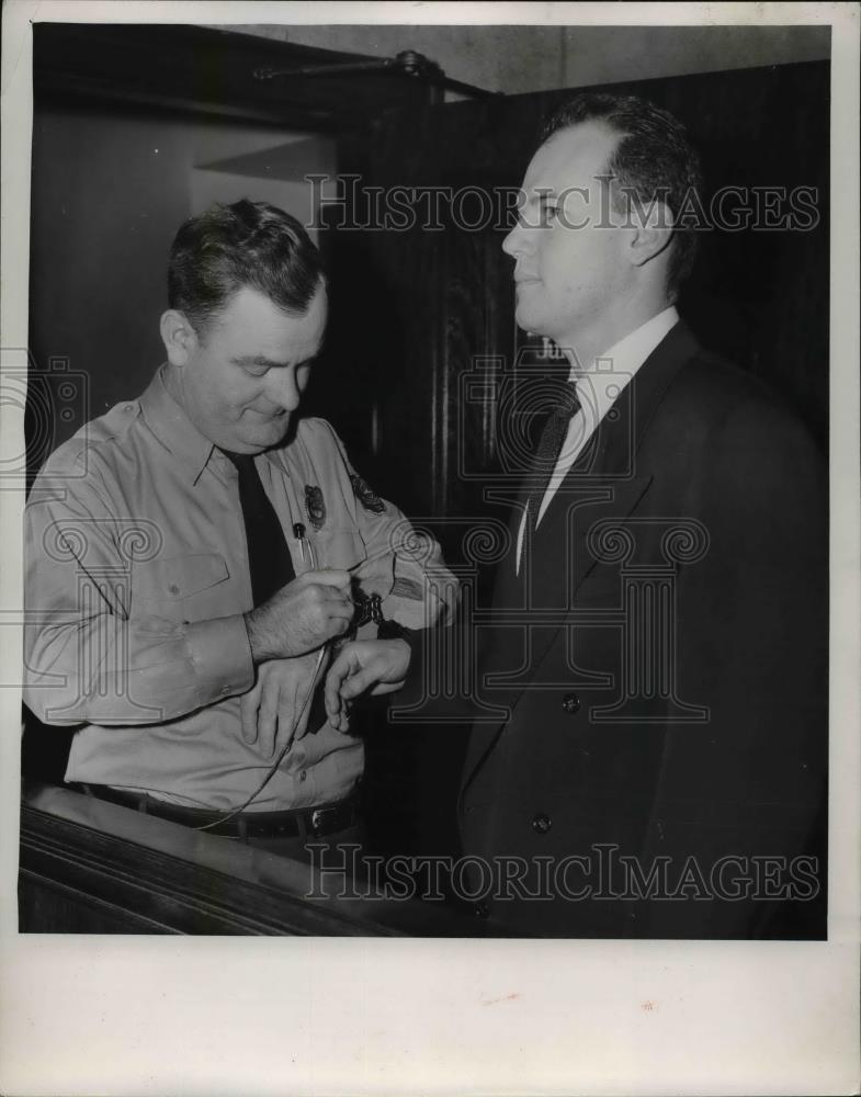 1954 Press Photo Dr Sam Shepard being uncuffed by bailiff - Historic Images