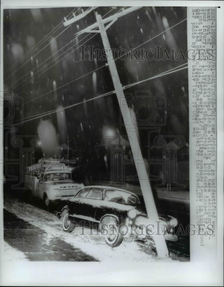 1961 Press Photo Typical car accident during light snow - Historic Images