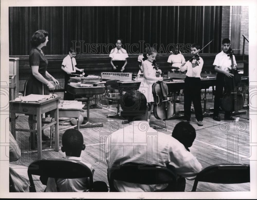 1964 Press Photo Dr Bertha Maraffi-Creative Music Class - Historic Images