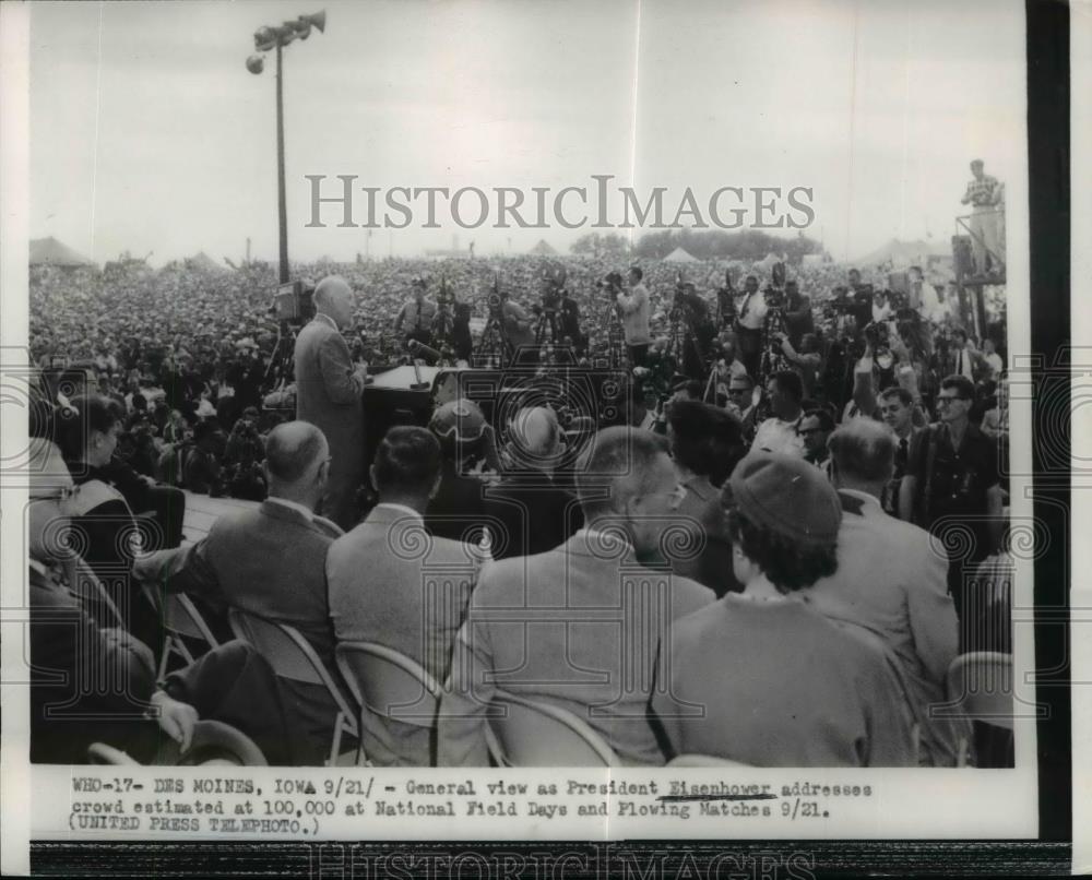 1956 Press Photo Pres. Eisenhower addresses crowd at Natl. Filed Days. - Historic Images