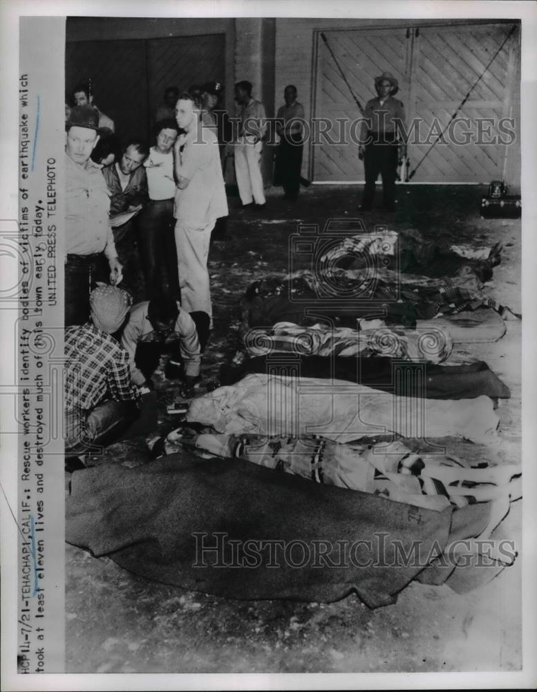 1952 Press Photo Techachapi California rescue workers &amp; earthquake victims - Historic Images