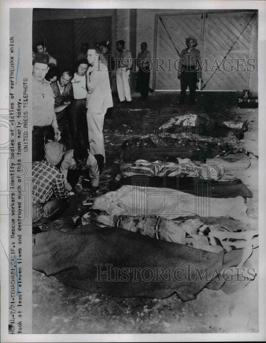 1952 Press Photo Techachapi California rescue workers & earthquake victims - Historic Images