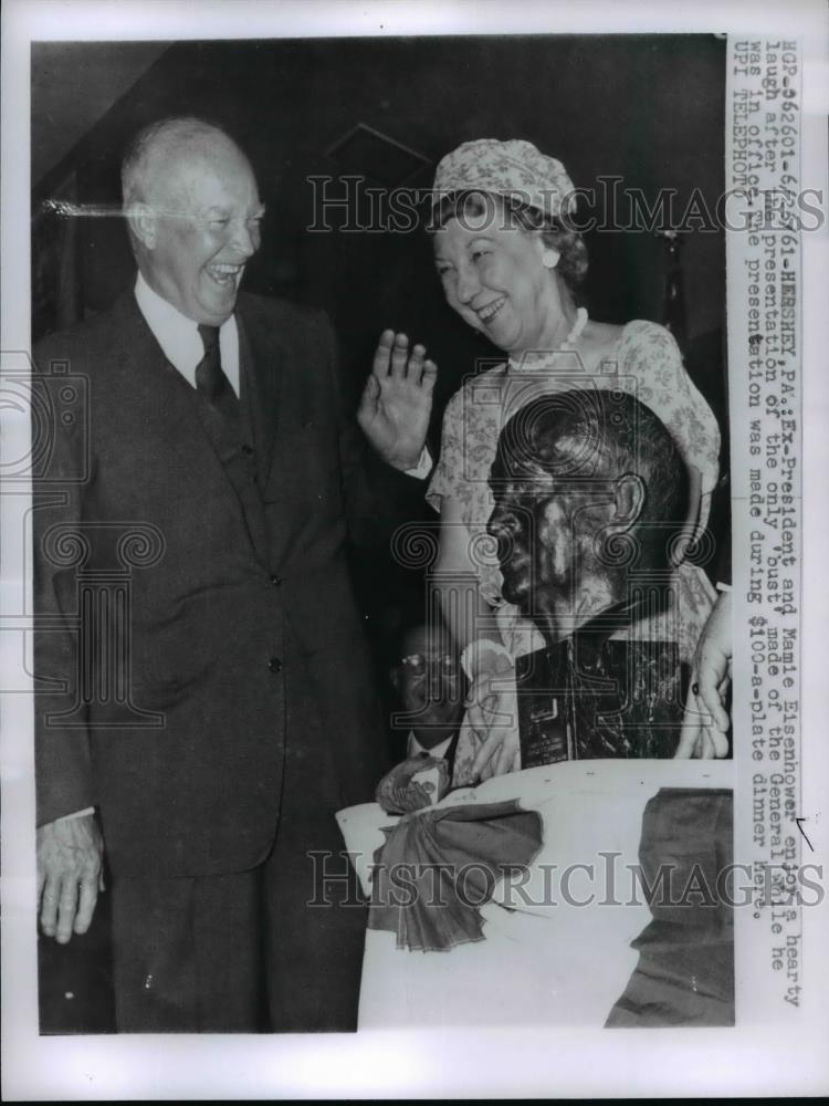 1961 Press Photo Former President Eisenhower & wife Mamie & bust of General - Historic Images