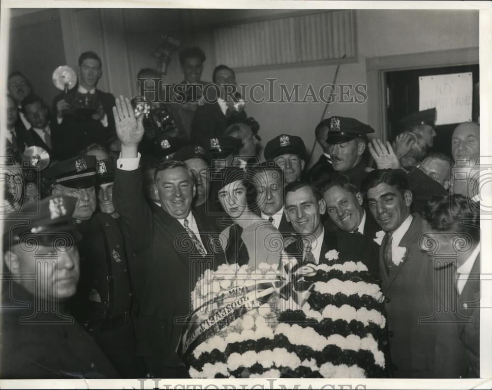 1932 Press Photo Boston Mayor James Curley wreath for Governor Franklin Roosevel - Historic Images