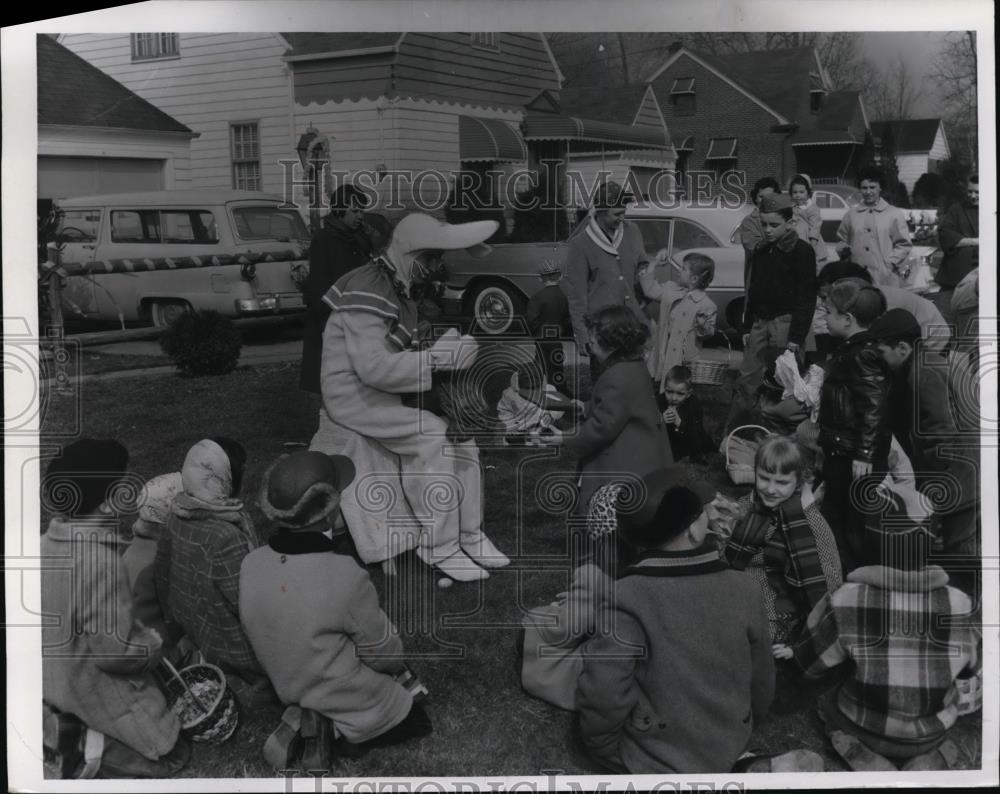 1958 Press Photo Joseph Paoletta as Easter Bunny - Historic Images