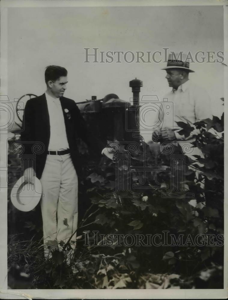 1933 Press Photo Henry Wallace makign inspection tour of Cotton area in Tenn. - Historic Images