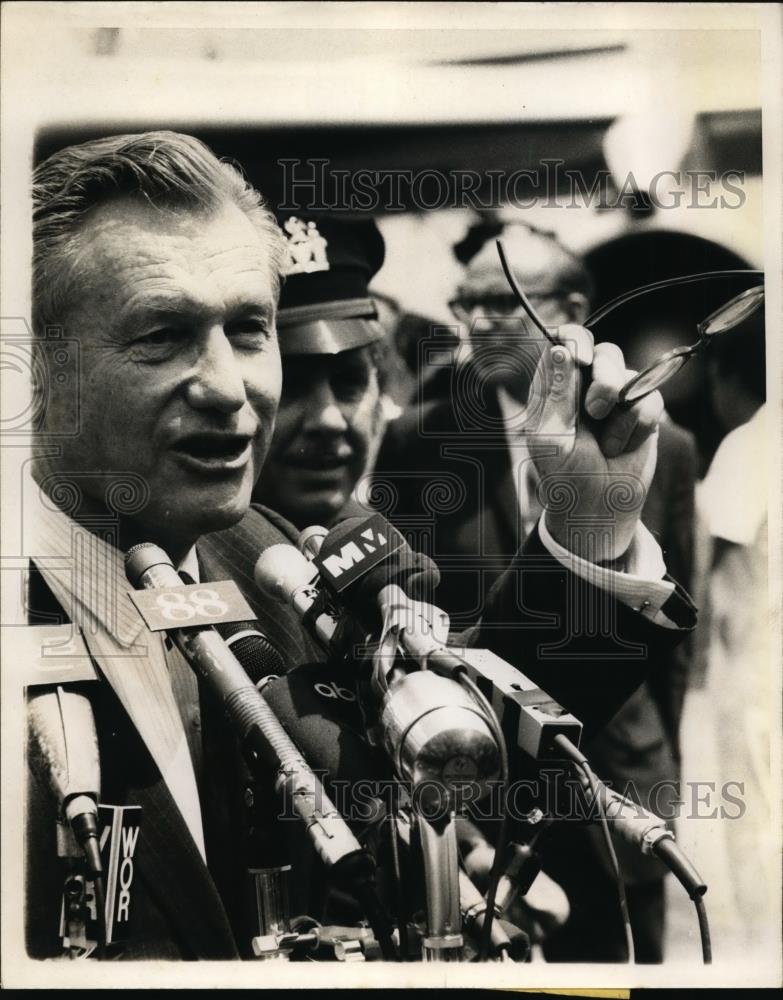 1969 Press Photo New York Governor Nelson Rockefeller Speaks to Reporters - Historic Images