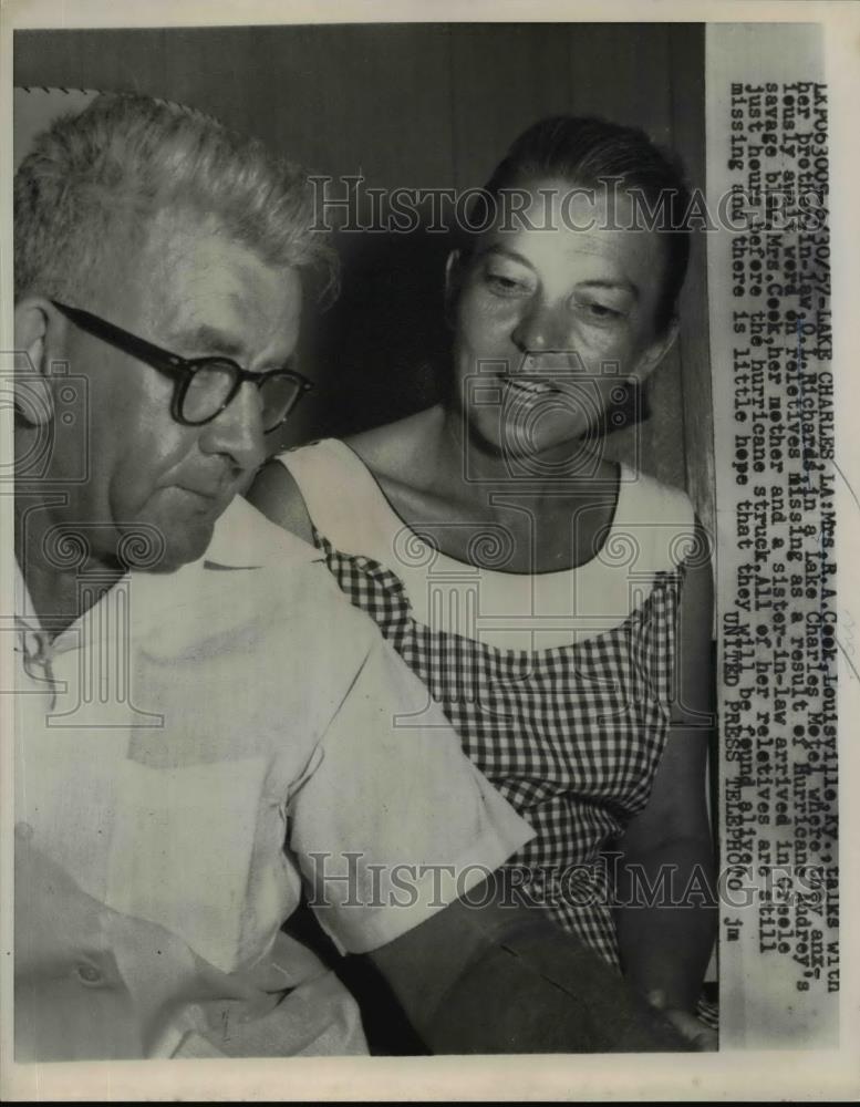 1957 Press Photo Mrs. R.A. Cook, O.L. Richards Hurricane Missing relatives - Historic Images