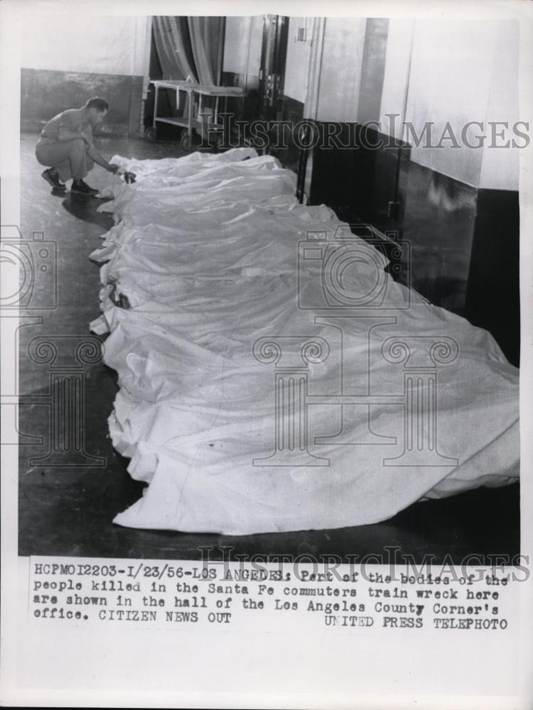 1956 Press Photo Los Angeles some Bodies from Sante Fe commuters train wreck - Historic Images