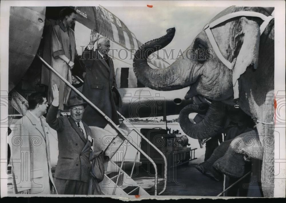 1954 Press Photo Defense Sec Charles Wilson returns salute of Miss Burma - Historic Images