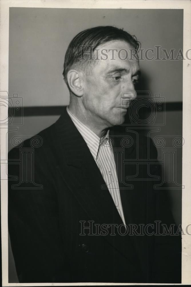 1944 Press Photo Kenneth Long questioned in the murder of ex-wife Jean Long. - Historic Images