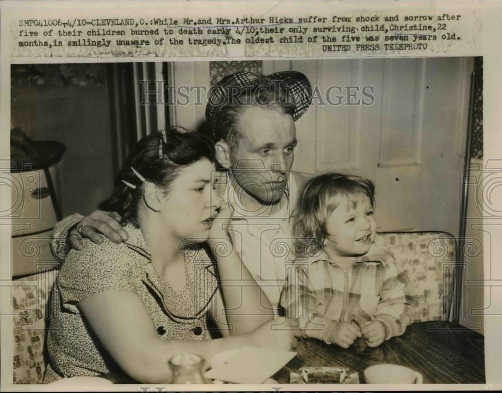 1958 Press Photo Arthur Hicks, Wife &amp; Daughter After Children Killed in Fire - Historic Images