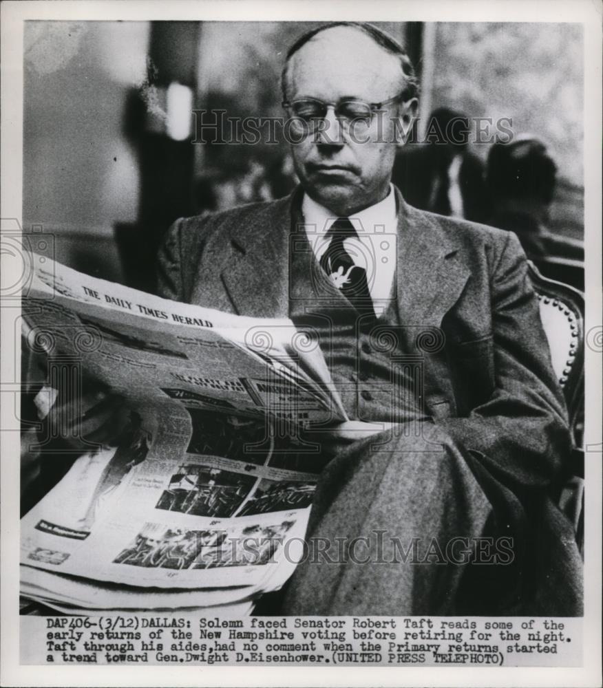 1952 Press Photo Ohio Senator Robert A. Taft Reads Newspaper - Historic Images