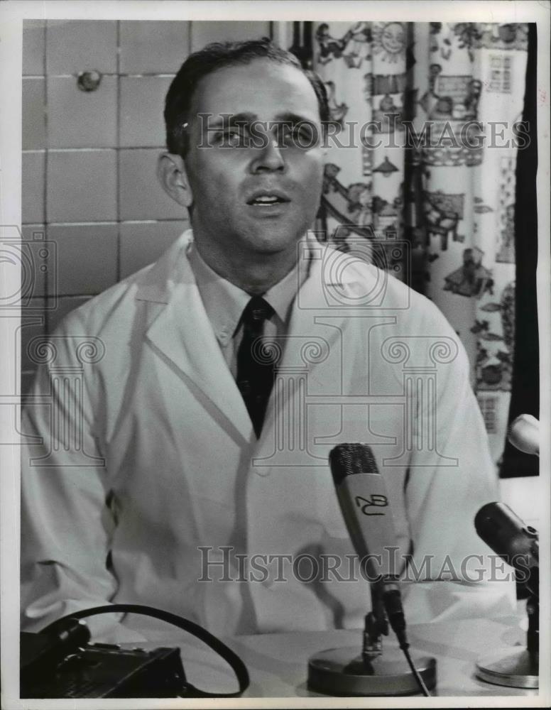 1969 Press Photo Dr Michael Wald University Hospital - Historic Images