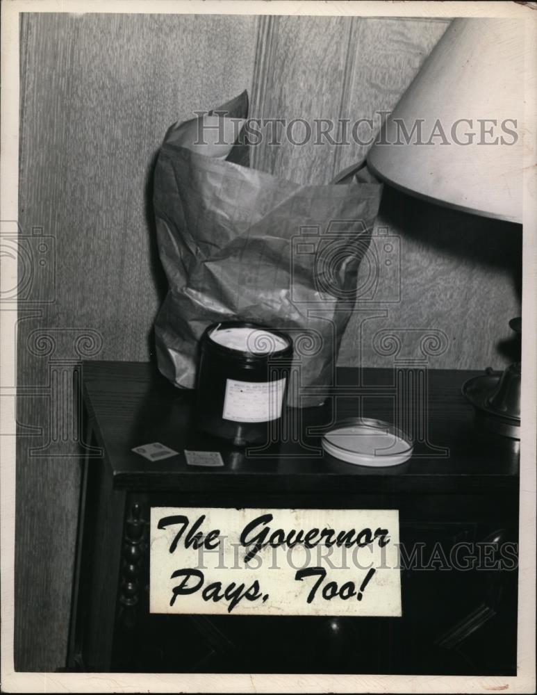 1945 Press Photo Sales Tax in Governors Mansion - Historic Images