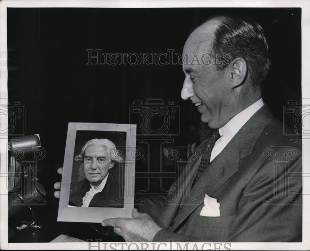 1952 Press Photo Gov.Adlai Stevenson look at Washington and Stevenson portrait. - Historic Images