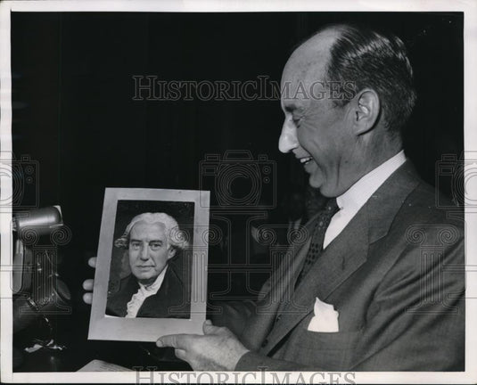 1952 Press Photo Gov.Adlai Stevenson look at Washington and Stevenson portrait. - Historic Images
