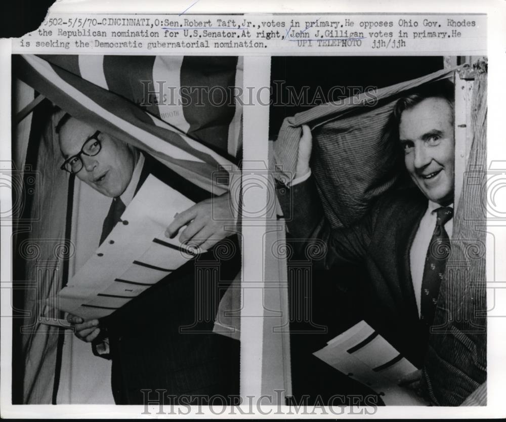 1970 Press Photo Sen. Robert Taft Jr. and John J.Gilligan cast their votes. - Historic Images