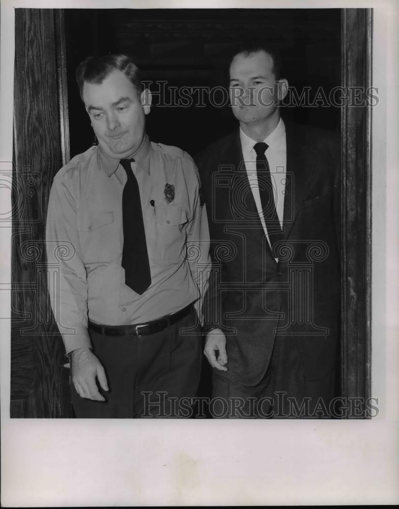 1954 Press Photo Dr Sam Sheppard escorted out of courtroom by bailiff - Historic Images