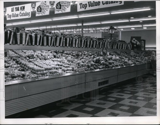 1958 Press Photo Produce display at Kroger grocery store in Cleveland Ohio - Historic Images