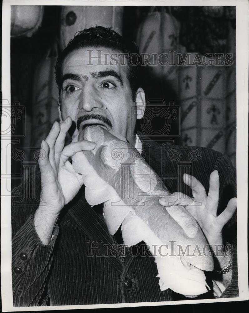 1968 Press Photo Bruno Scorino eats a Sub in New York - Historic Images