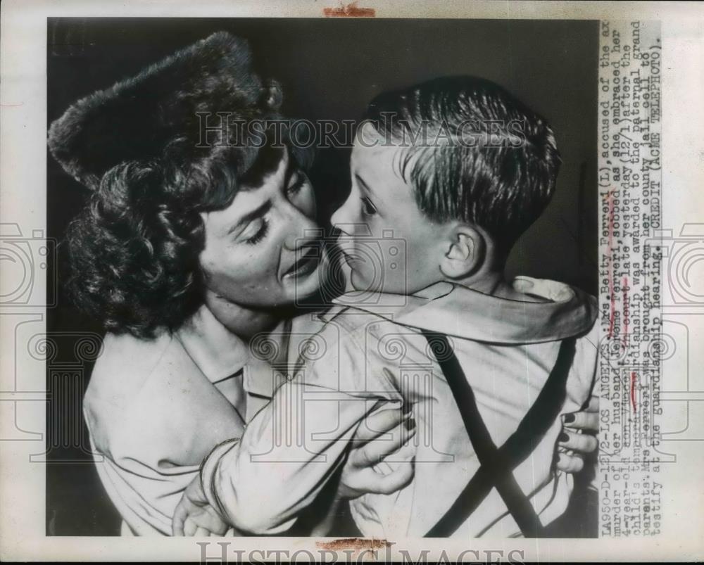 1948 Press Photo Accused Killer Mrs. Betty Ferreri with son Vincent in LA Court - Historic Images