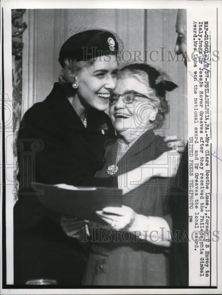 1957 Press Photo Mrs. Clare Boothe Luce, U.S Envoy to Italy hugs Dr.Jessie Rover - Historic Images