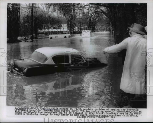 1955 Press Photo Ross California worker & bus & car caught in floods - Historic Images