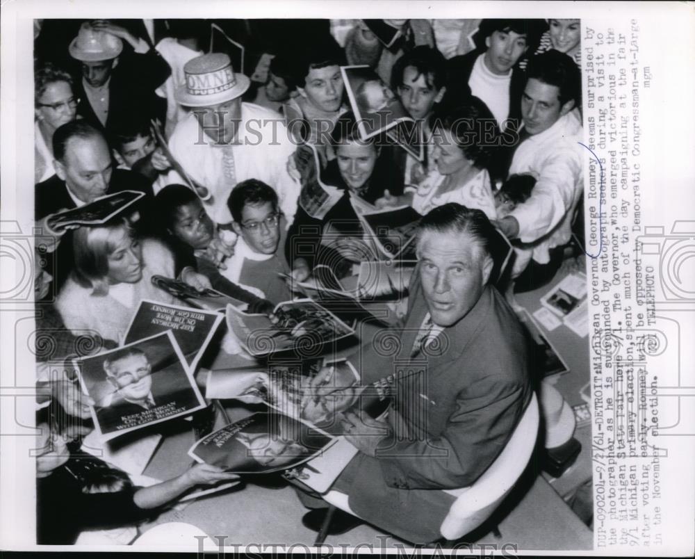 1964 Press Photo Gov George Romney surrounded by autograph seekers - Historic Images