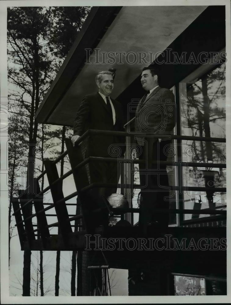 1963 Press Photo Pres Kennedy press secy Pierre Salinger & CBS's Harry Reasoner - Historic Images