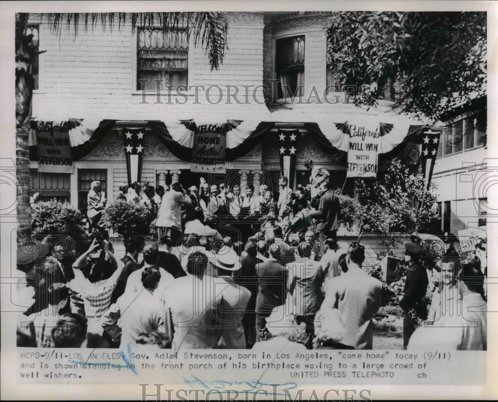 1952 Press Photo Los Angeles-Gov Adlai Stevenson on porch of his birthplace. - Historic Images