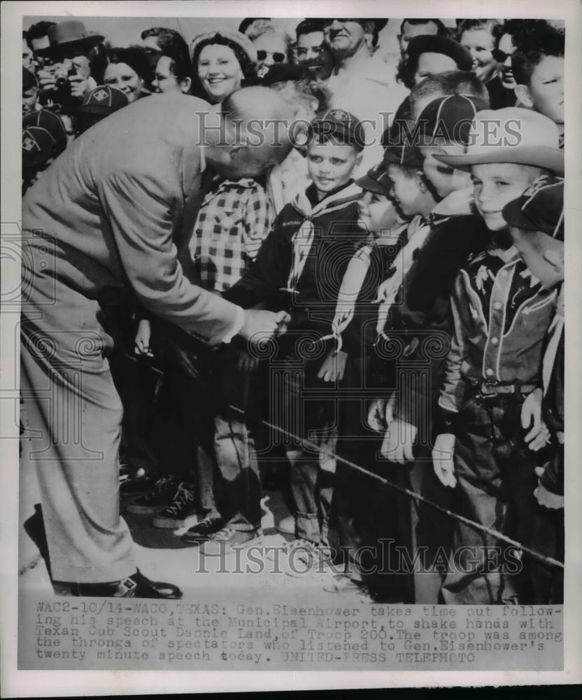 1952 Press Photo Gen. Eisenhower Shake Hands With Texan Club Scout Dannie Land - Historic Images