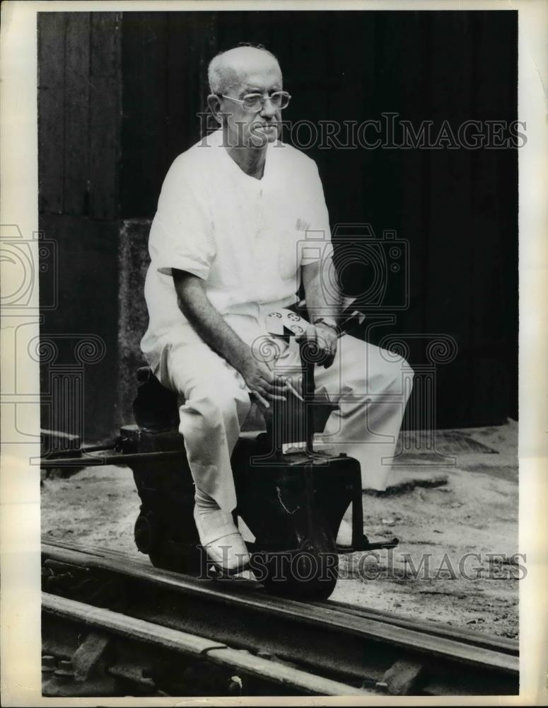 1975 Press Photo Doctor Sinao Marum, only physician in Paranapiacada, Brazil. - Historic Images