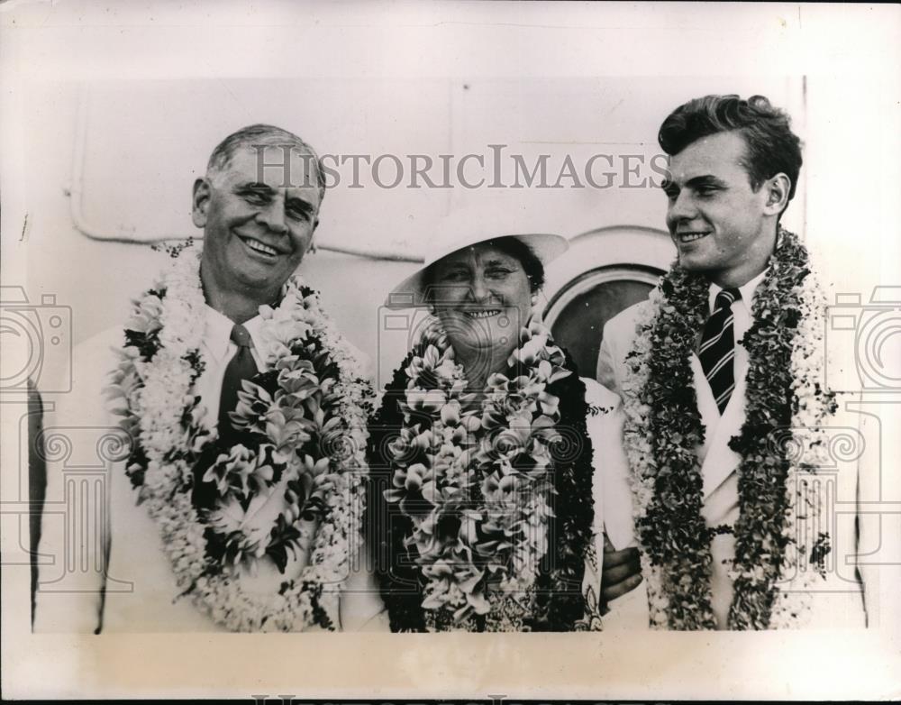 1935 Press Photo Geoge H.Dern, Sec.of War with his Wife and son James in Hawaii - Historic Images