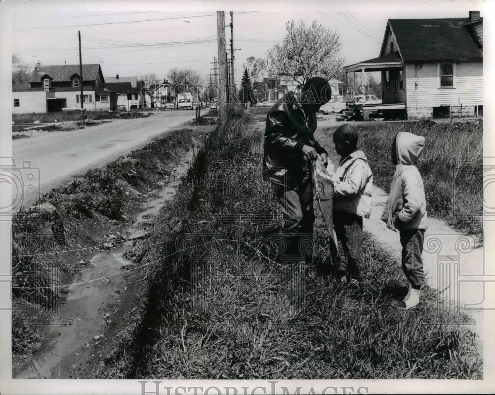 1965 Press Photo Health hazard off Campito is open ditch in Sheffield township. - Historic Images