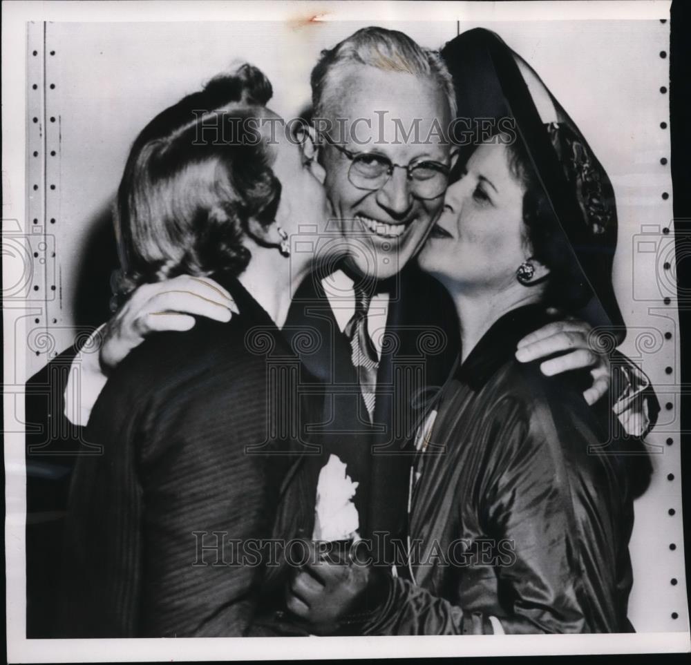 1962 Press Photo Gov. Earl Warren of Calif. kissed by his wife and Daughter - Historic Images