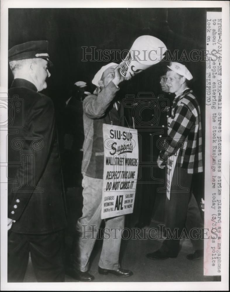 1948 Press Photo Striking financial workers picket at New York Stock Exchange - Historic Images