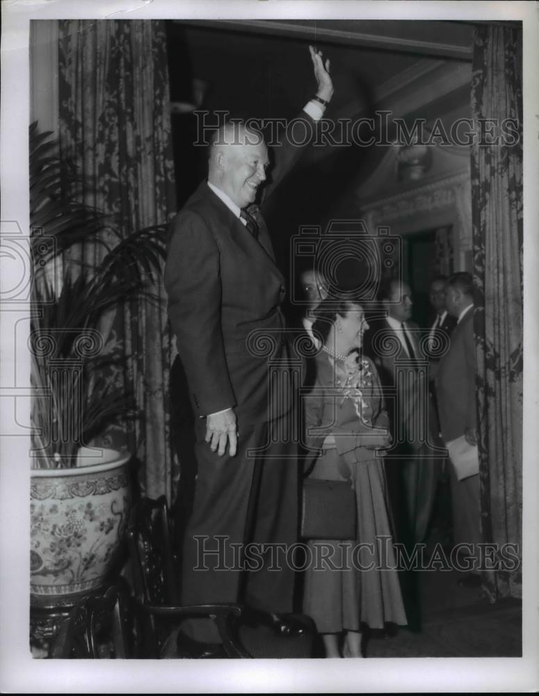 1956 Press Photo President Eisenhower &amp; wife Mamie at Hotel Cleveland - Historic Images