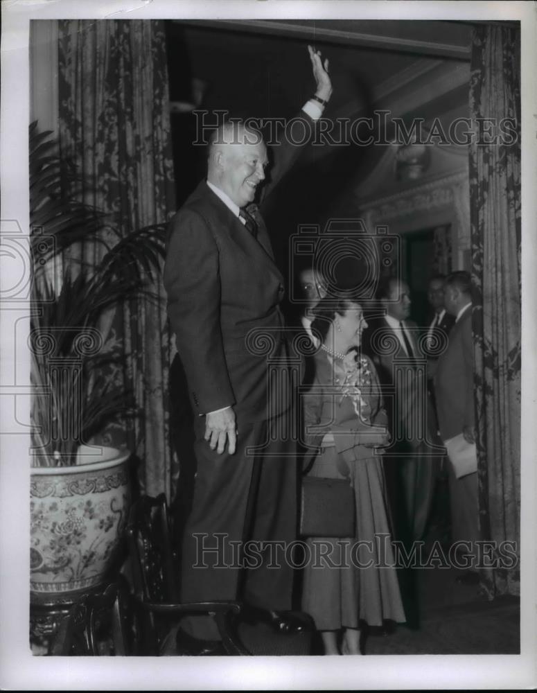 1956 Press Photo President Eisenhower & wife Mamie at Hotel Cleveland - Historic Images