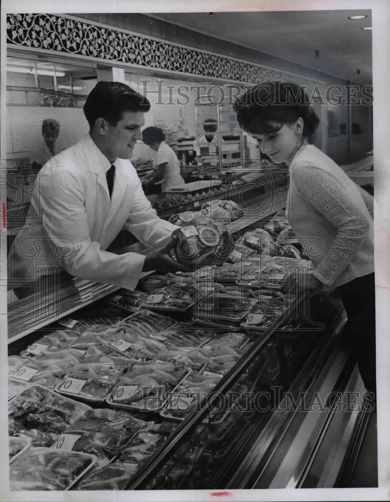 1966 Press Photo Jack Turton, meat manager with Mrs Donna Gnall - Historic Images