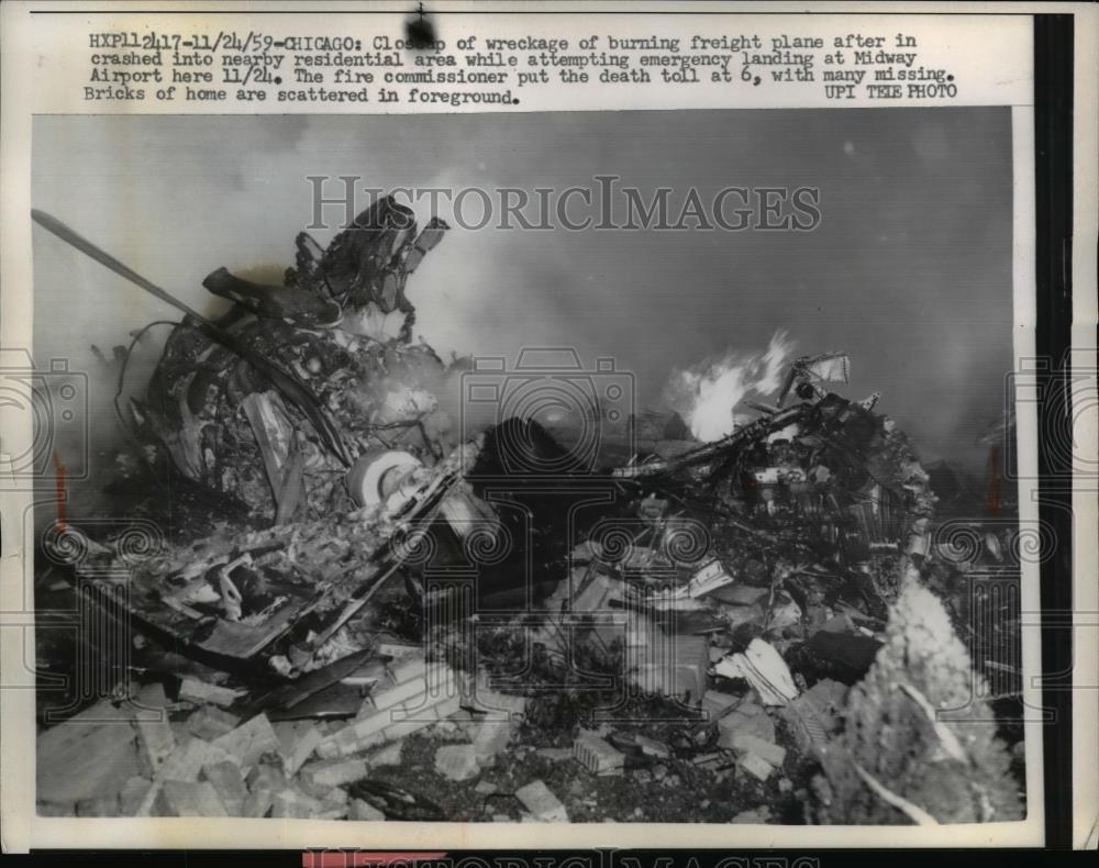 1959 Press Photo Wreckage of burning fright plane crashed Chicagp Residential. - Historic Images