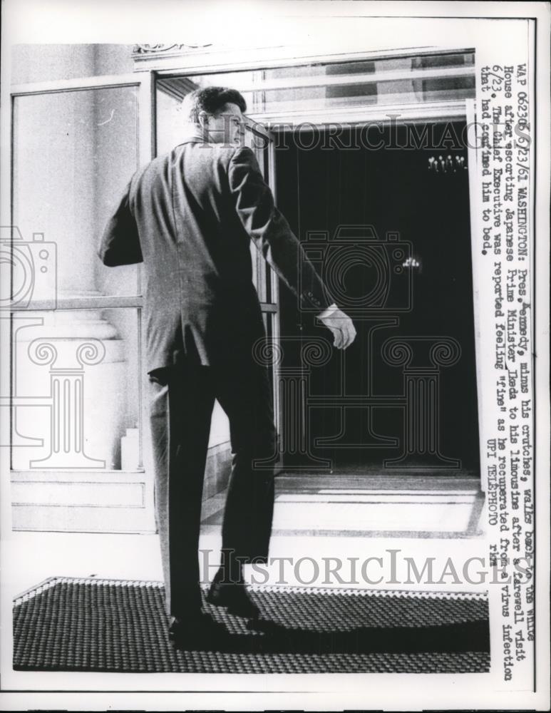 1961 Press Photo Washington President Kennedy walks back to White House. - Historic Images