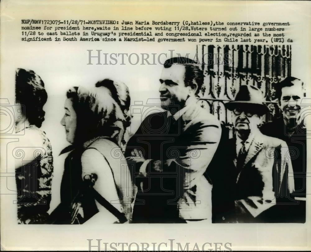 1971 Press Photo Juan Maria Bordaberry waits in line to cast ballots in Uruguay. - Historic Images