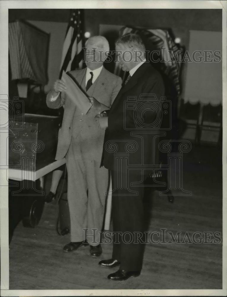 1932 Press Photo President Hoover handing over ballot to Prof, Sidney Townley. - Historic Images